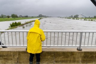 Le fleuve est sorti de son lit dans la vallée du Rhin saint-galloise lundi. La situation s'est calmée entretemps (archives).